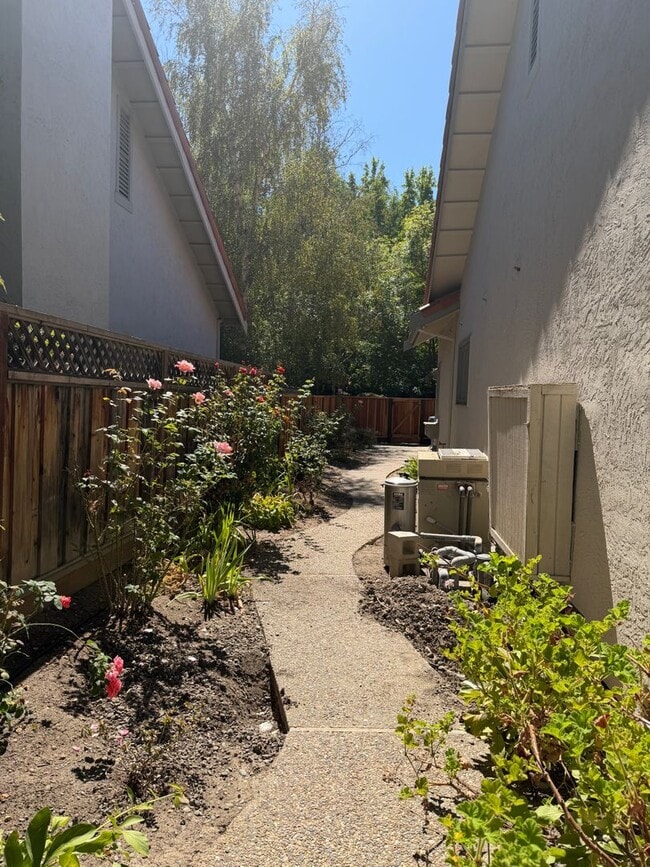 Building Photo - 742 Liquidamber Pl