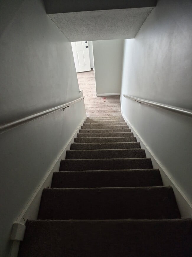 Building Photo - C3 Grandview Dr