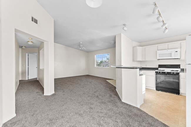 Building Photo - 2nd Floor Condo in a Gated Northeast Commu...