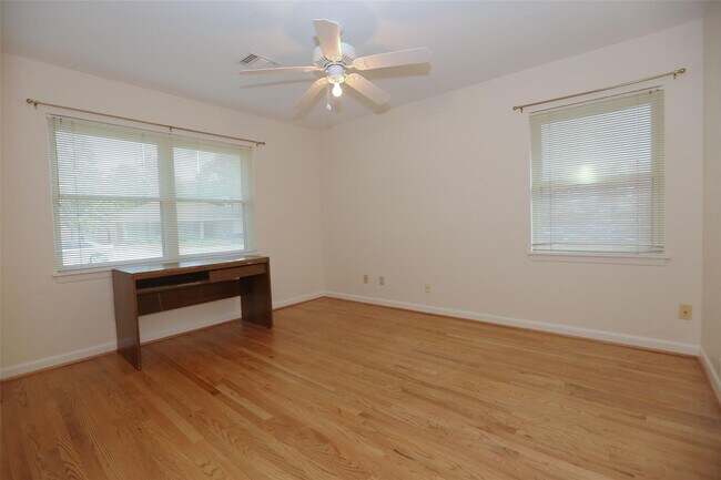 Building Photo - Wonderful mid century one story home, rece...