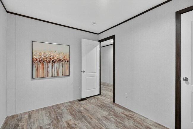 Building Photo - 300 Glenwood Dr