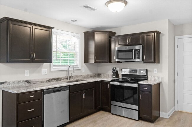 Building Photo - 3 Bedroom 2 1/2 Bath Pet Friendly Home For Rent!