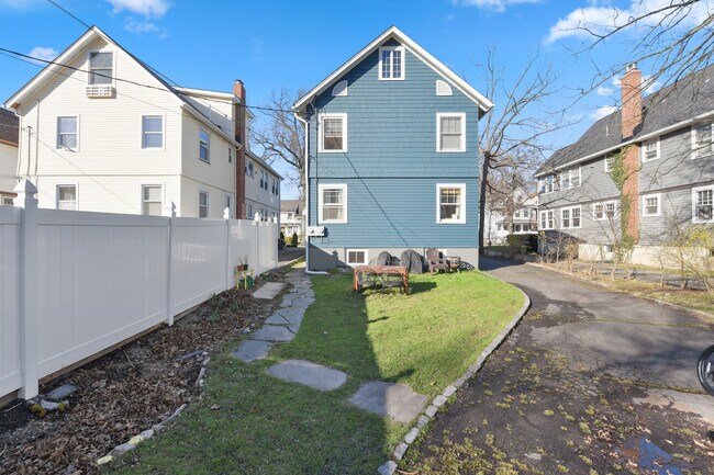 Building Photo - 42 Brookfield Rd