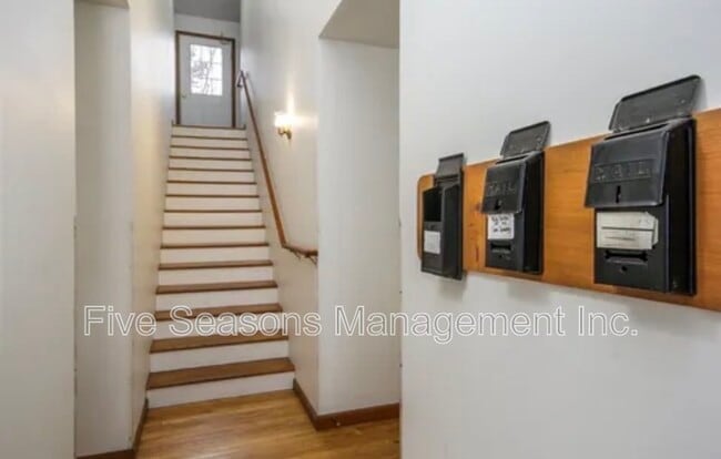 Building Photo - 358-360-360 N Winooski Ave