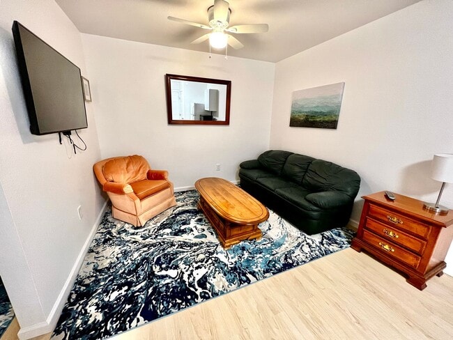 Building Photo - Charming 1 bedroom/1 bathroom backhouse | ...