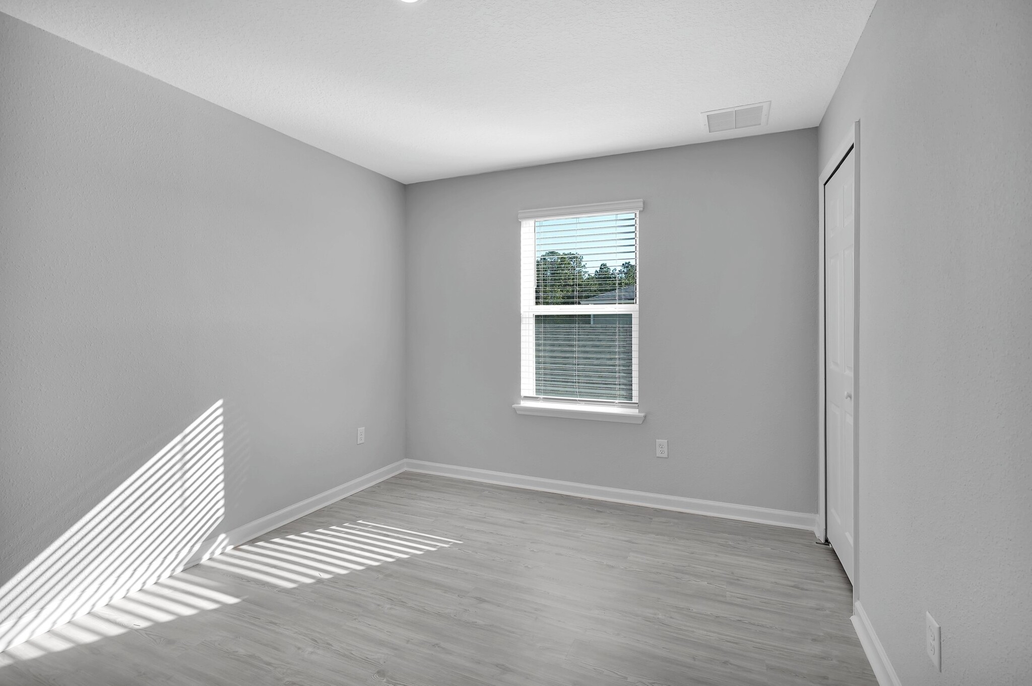 Building Photo - 162 Dahlia Falls Dr