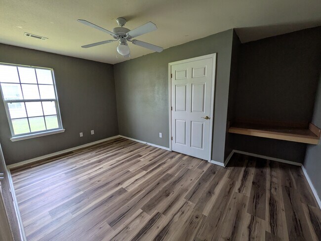 Building Photo - 1420 Azalea Dr