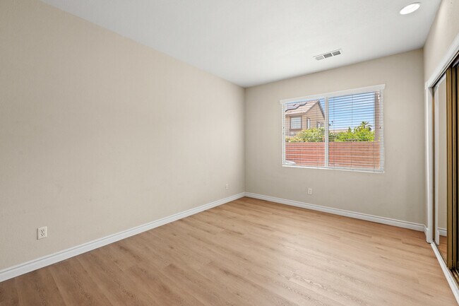 Building Photo - Ideal for Large Families – 6BR/4BA Eastval...