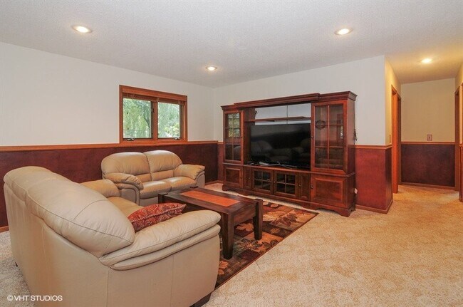 Building Photo - Spacious 5BR Home on Cul-de-Sac – Available June 1