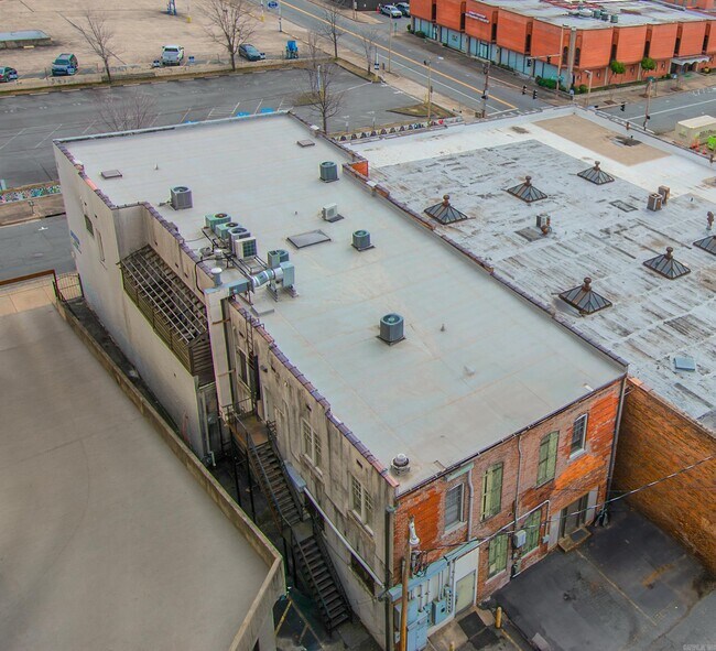 Building Photo - 612 Center St