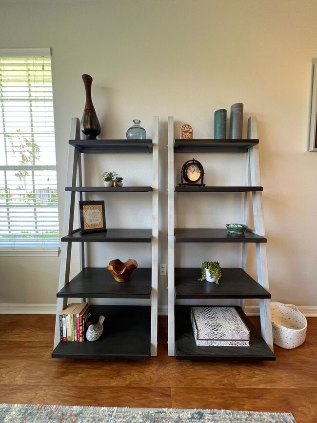 Building Photo - Short Term Rental ** Available 10/1/25 ** ...