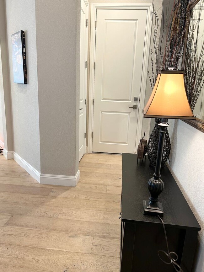 Building Photo - Luxury 55+ Executive Home- Fully Furnished