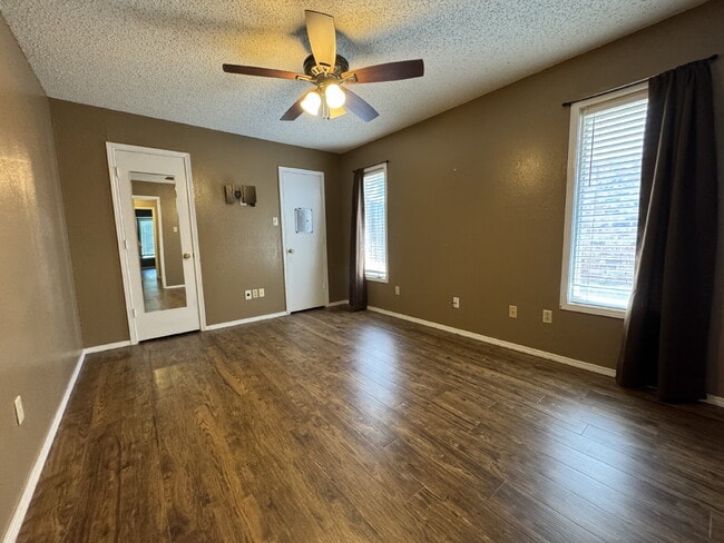 Building Photo - "Spacious 3-Bedroom with 2 Full Baths in P...