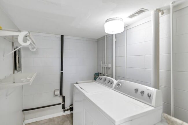 Building Photo - 107 Tonset Ct