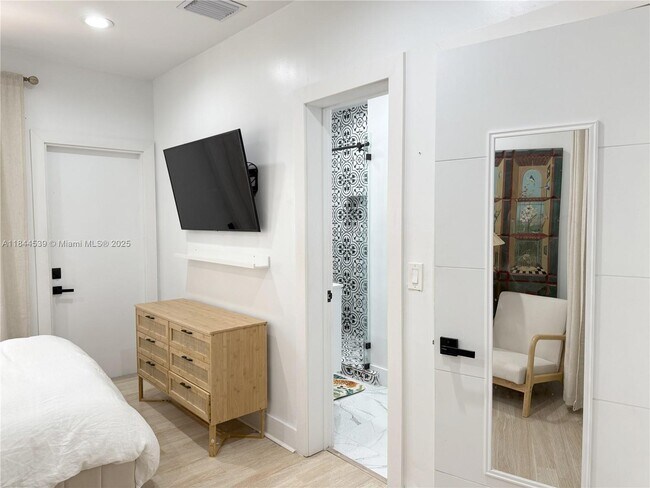 Building Photo - 8401 Crespi Blvd