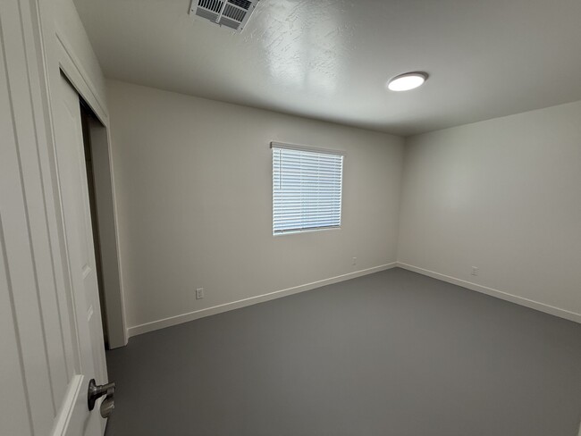 Building Photo - 1133 W Mariposa Ave
