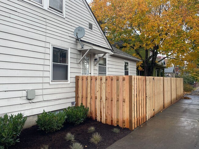 Building Photo - Charming Northeast Portland Duplex