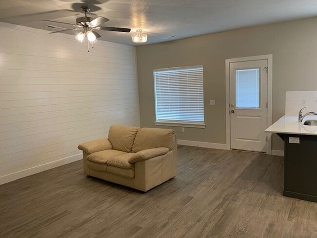 Building Photo - 3B/2.5B Townhome