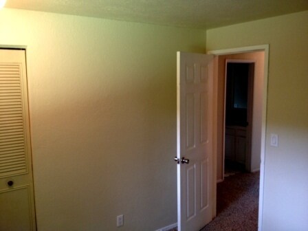 Building Photo - 4 Bedroom, 2 Bathroom House with Large Fen...