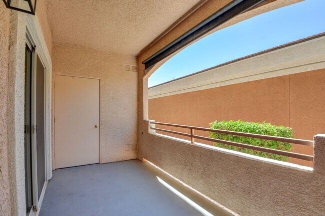 Building Photo - Beautiful 2BR / 2BA Renovated / Modern Condo In A Gated Complex.