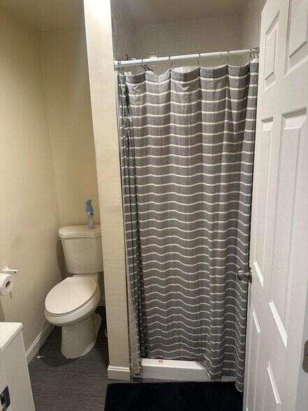 Building Photo - 523 E 3rd St