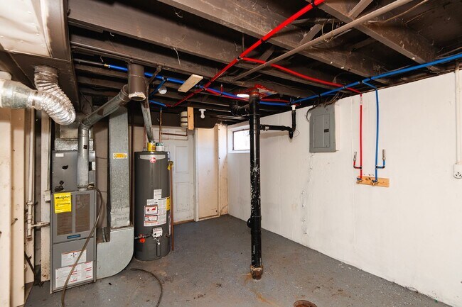 Building Photo - Comfortable 3 Bedroom 1 Bathroom Home