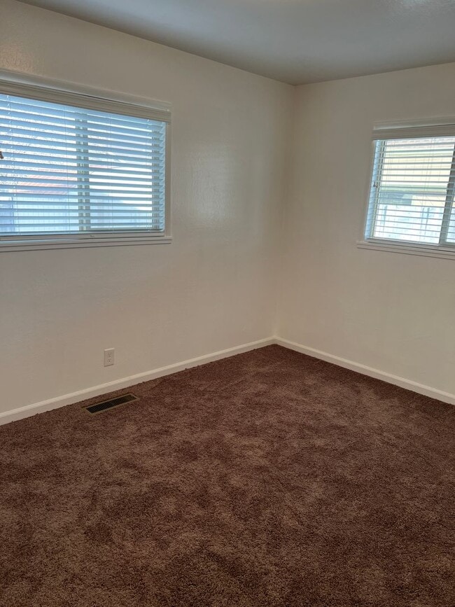 Building Photo - Beautiful 2 bedroom 1 Bath Duplex in Spark...