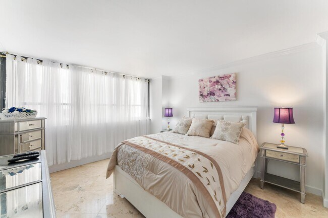 Building Photo - 5600 N Flagler Dr