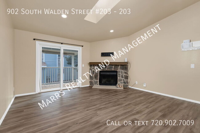 Building Photo - 902 S Walden St