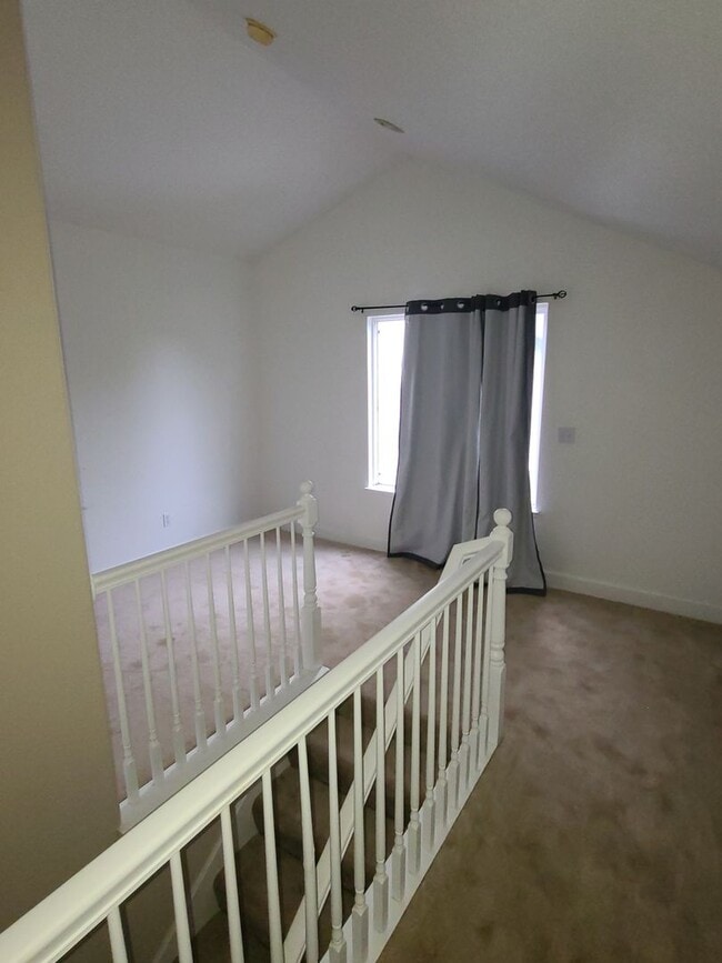 Building Photo - Beautiful Tri-Level Home in Hercules