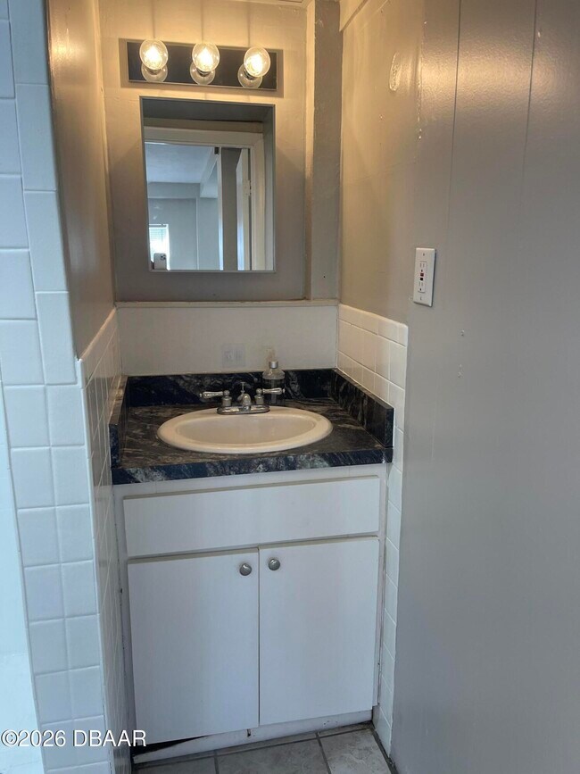 Building Photo - 411 N Oleander Ave