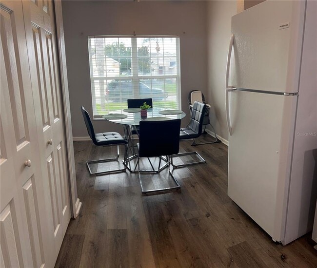 Building Photo - 8121 Fan Palm Way