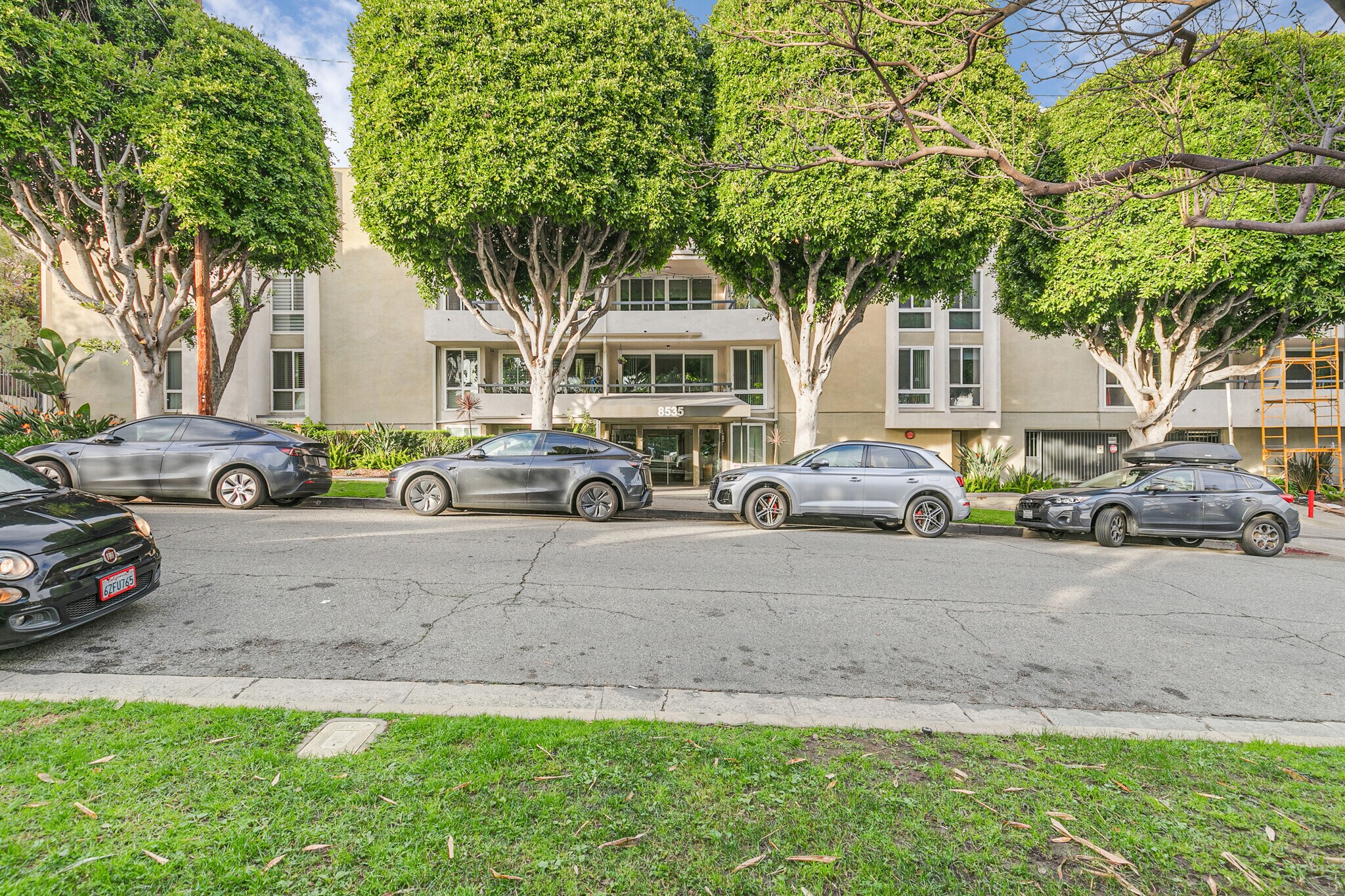 Building Photo - 8535 N West Knoll Dr