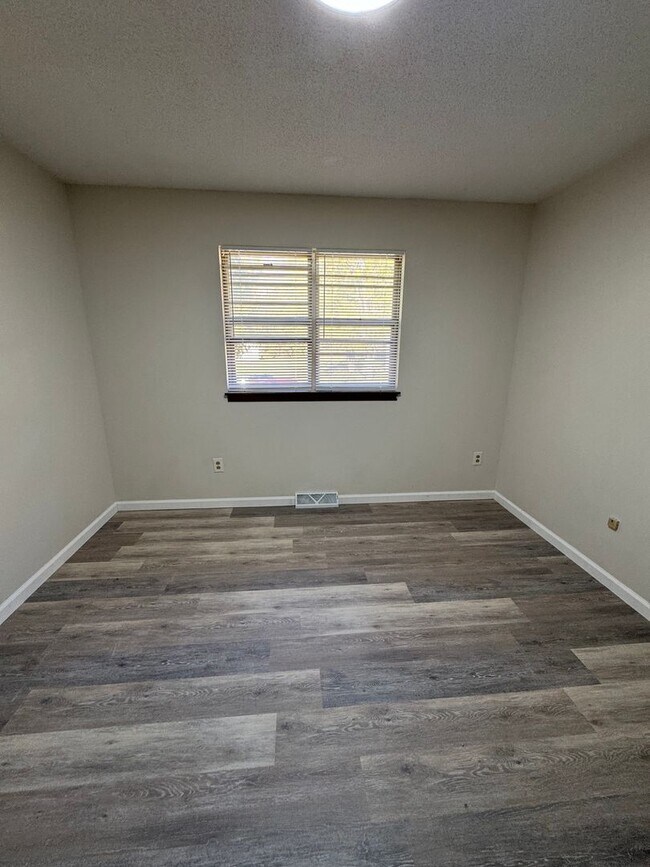 Building Photo - 2612-2614 Morning Glory Dr