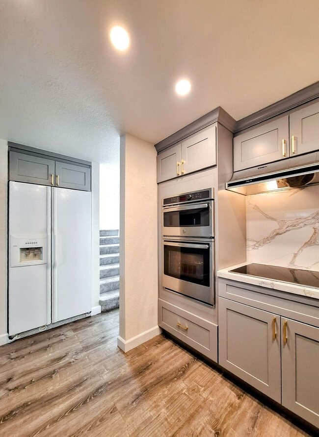 Building Photo - Spacious Two-Story 3bd Townhouse With Priv...