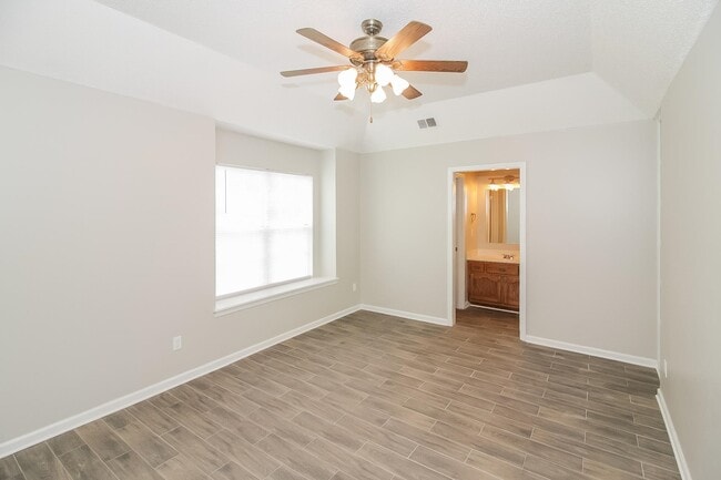 Building Photo - 6047 Cottage Hill Dr