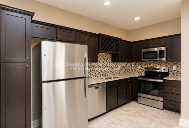Building Photo - 3 Bedroom Luxury Townhome in Lee's Summit
