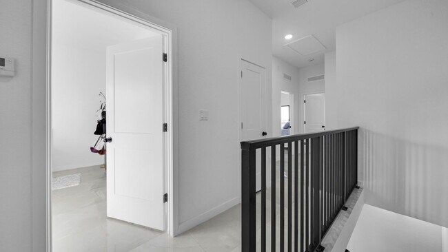 Building Photo - 415 NW 13 Ct