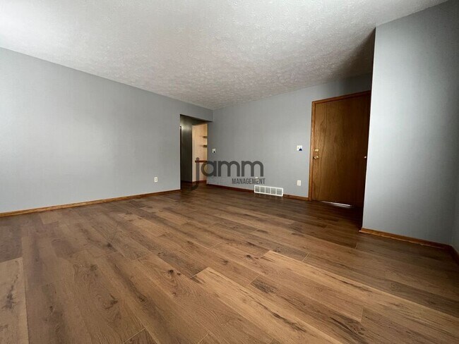 Building Photo - 3027 Brookdale Ave