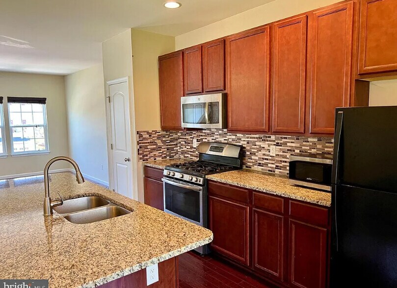 Building Photo - 689 Jacobsen Cir