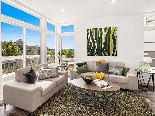 Building Photo - 1631 S King St