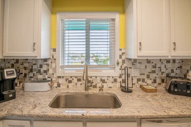 Building Photo - OFF-SEASON FURNISHED RENTAL