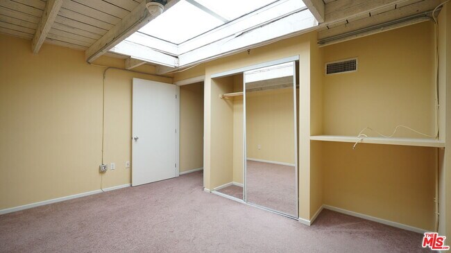 Building Photo - 922 W 23rd St