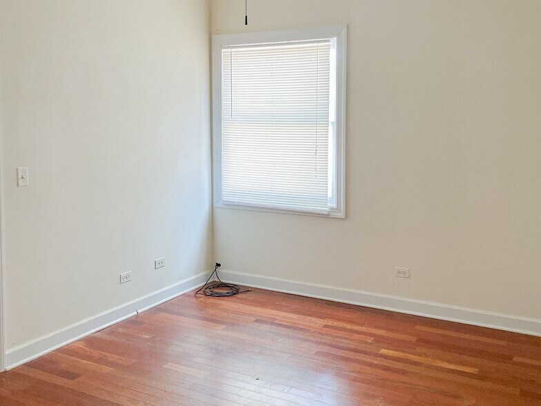 Building Photo - 3114 N Racine Ave