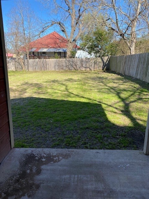 Huge backyard - 309 S Avenue C