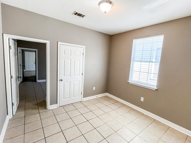 Building Photo - 1916 Eagle St