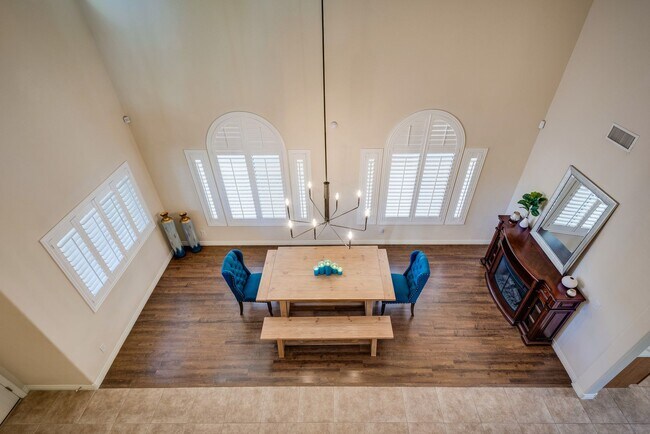 Building Photo - Gated single family home with 4 bed 3 bath...
