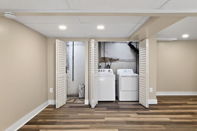 Building Photo - Newly Refinished 2 Bedroom Townhome