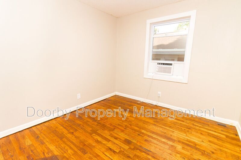 Building Photo - 2215 Allin St