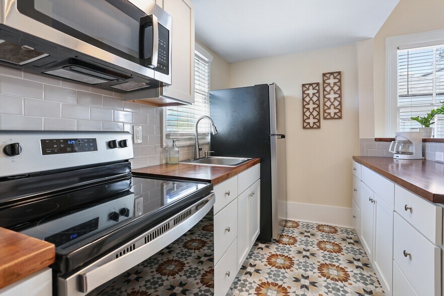 Building Photo - 303 W Park Ave